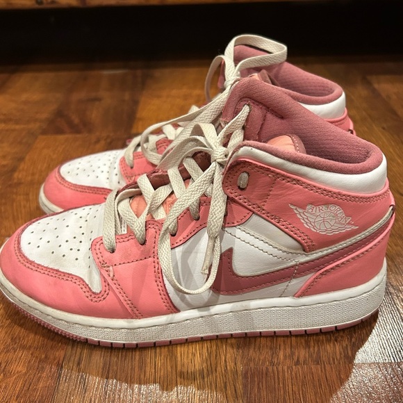 Nike Air Jordan 1 Mid Coral Chalk Valentine's Day Youth Size 4.5 Pink White - Picture 3 of 8